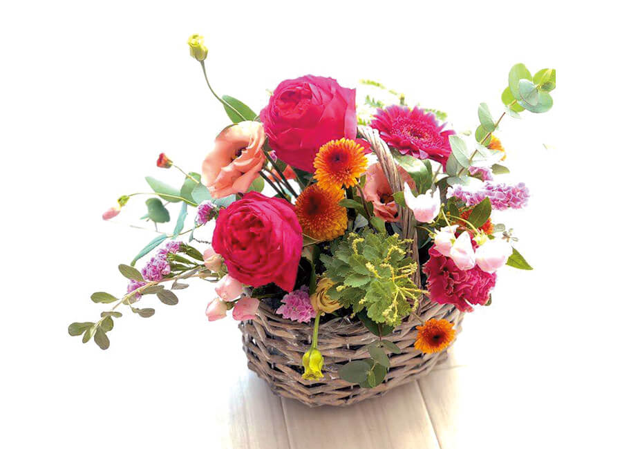 春の花を入れたバスケット